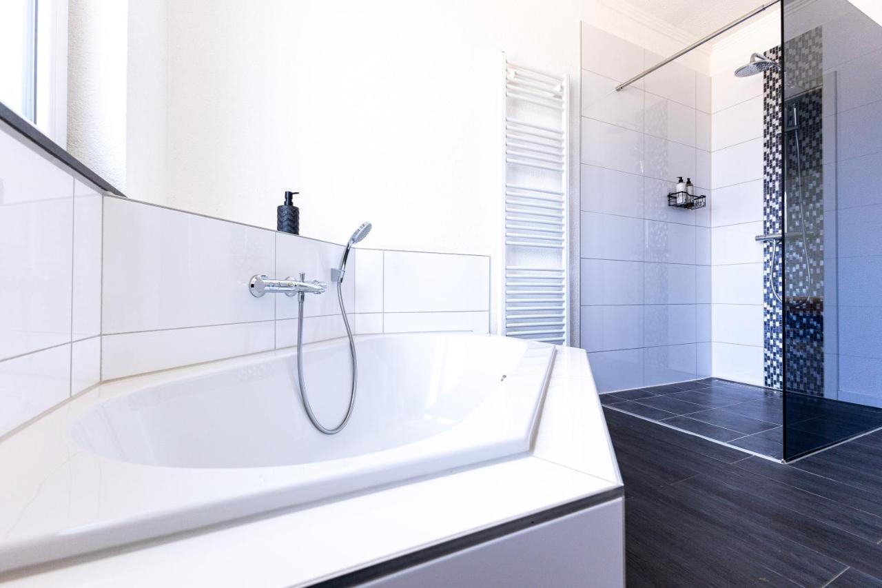 Design Apartment Zentral Fuer 6 In Andernach: Ausblick, Wifi, Kueche 外观 照片