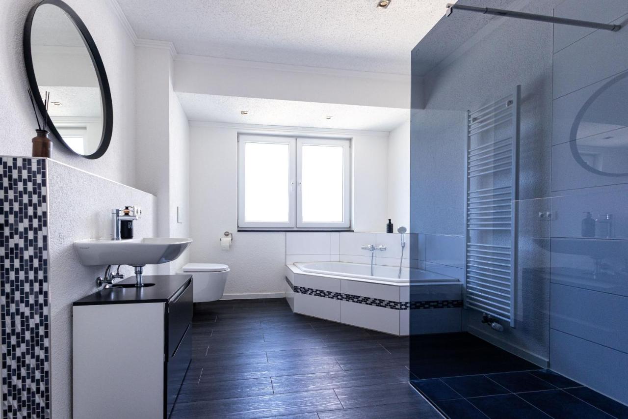 Design Apartment Zentral Fuer 6 In Andernach: Ausblick, Wifi, Kueche 外观 照片